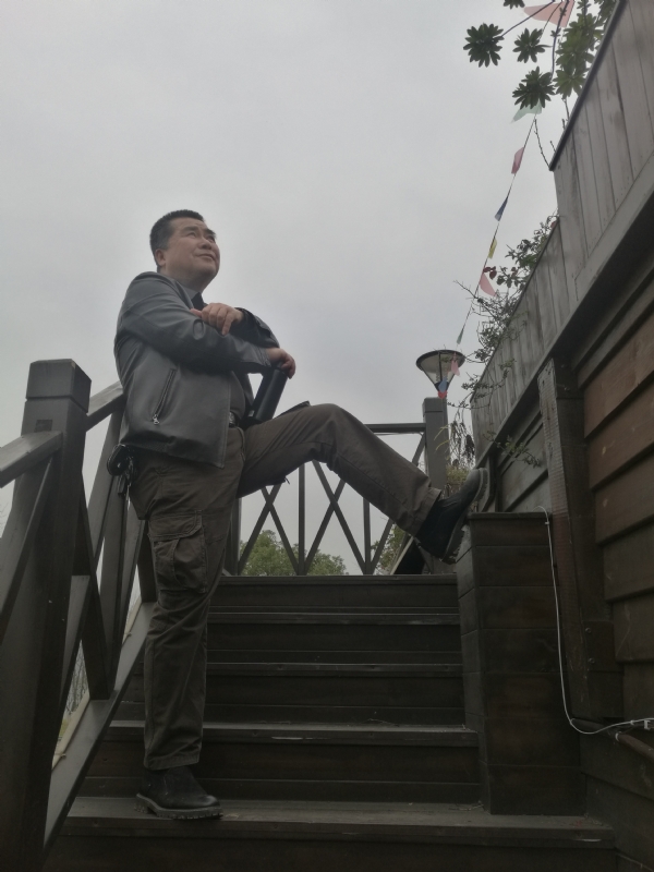 孤单背影的第一张照片--包头相亲服务中心