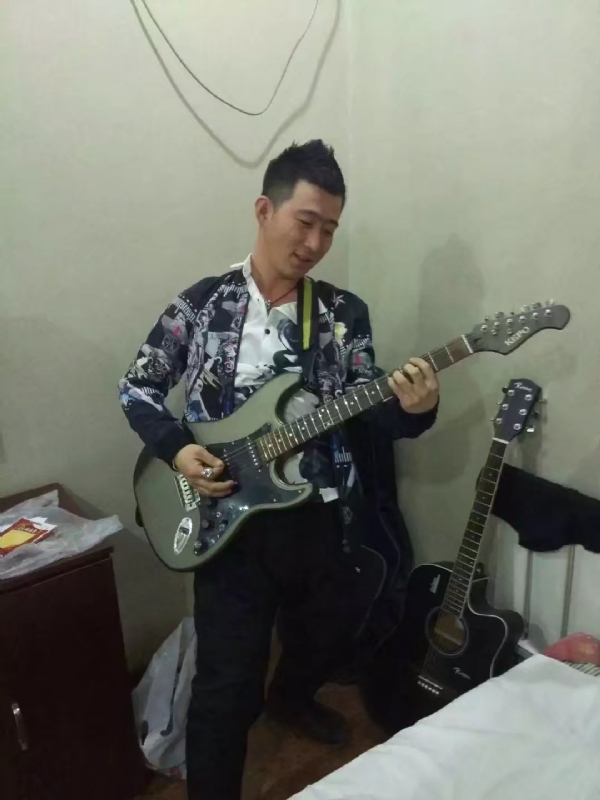 小吉他的第一张照片--包头相亲服务中心