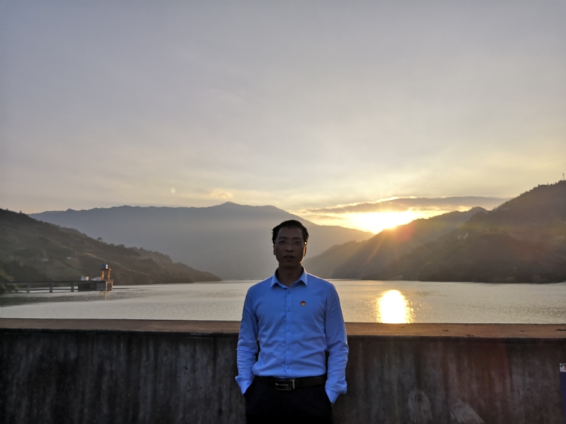 庸人自扰的第一张照片--包头相亲服务中心