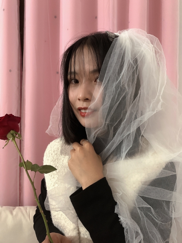 持紫菜包饭的女孩的第一张照片--包头相亲服务中心