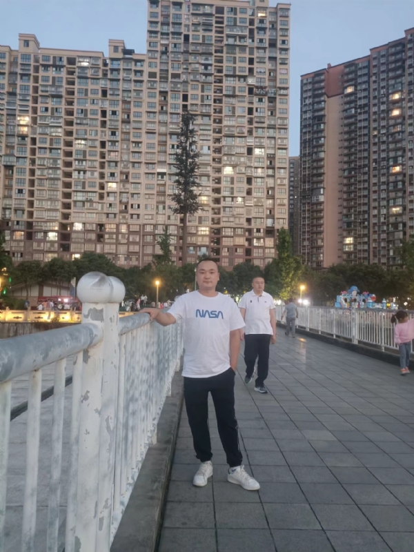 寂寞的男人的第一张照片--包头相亲服务中心